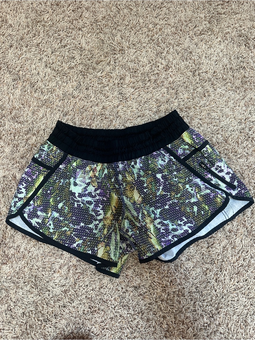 lululemon athletica Tracker short III sz 8